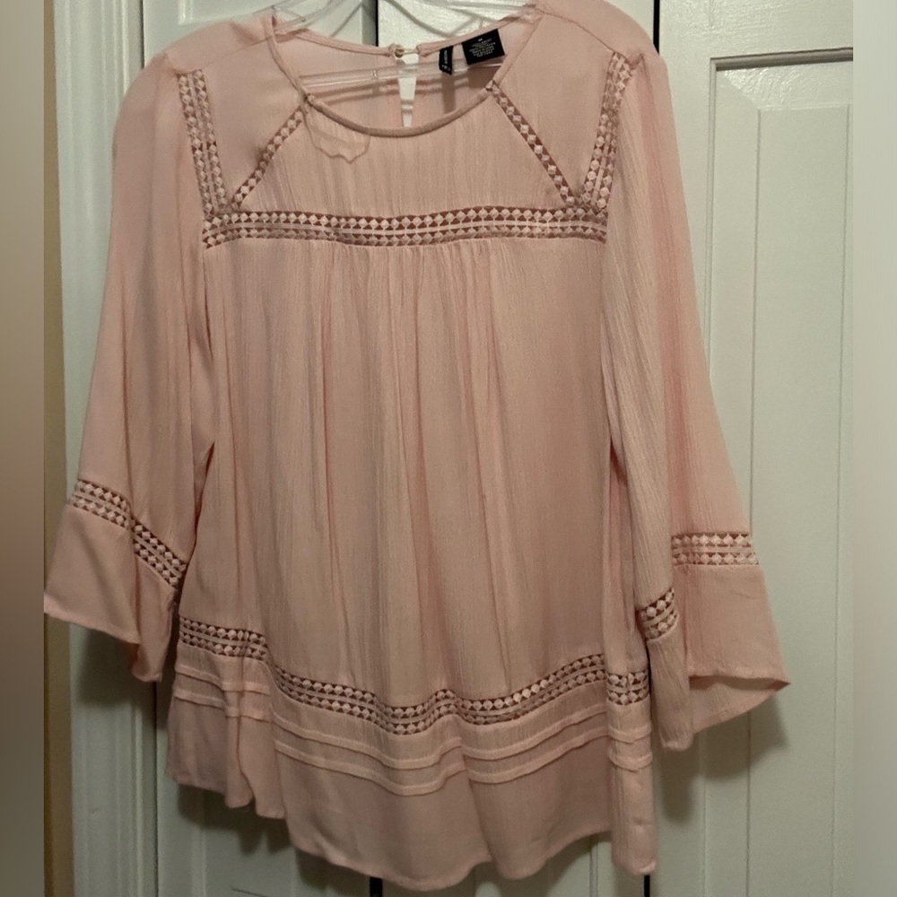 New Directions light pink thin medium flowy blouse with crochet detail